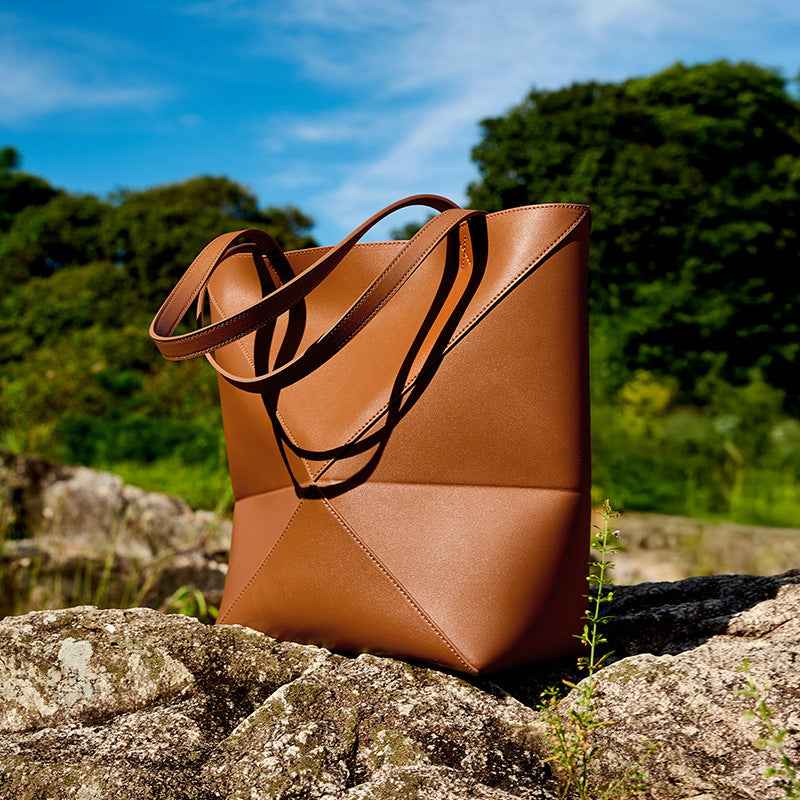 Large capacity single shoulder geometric splicing folding bucket bag