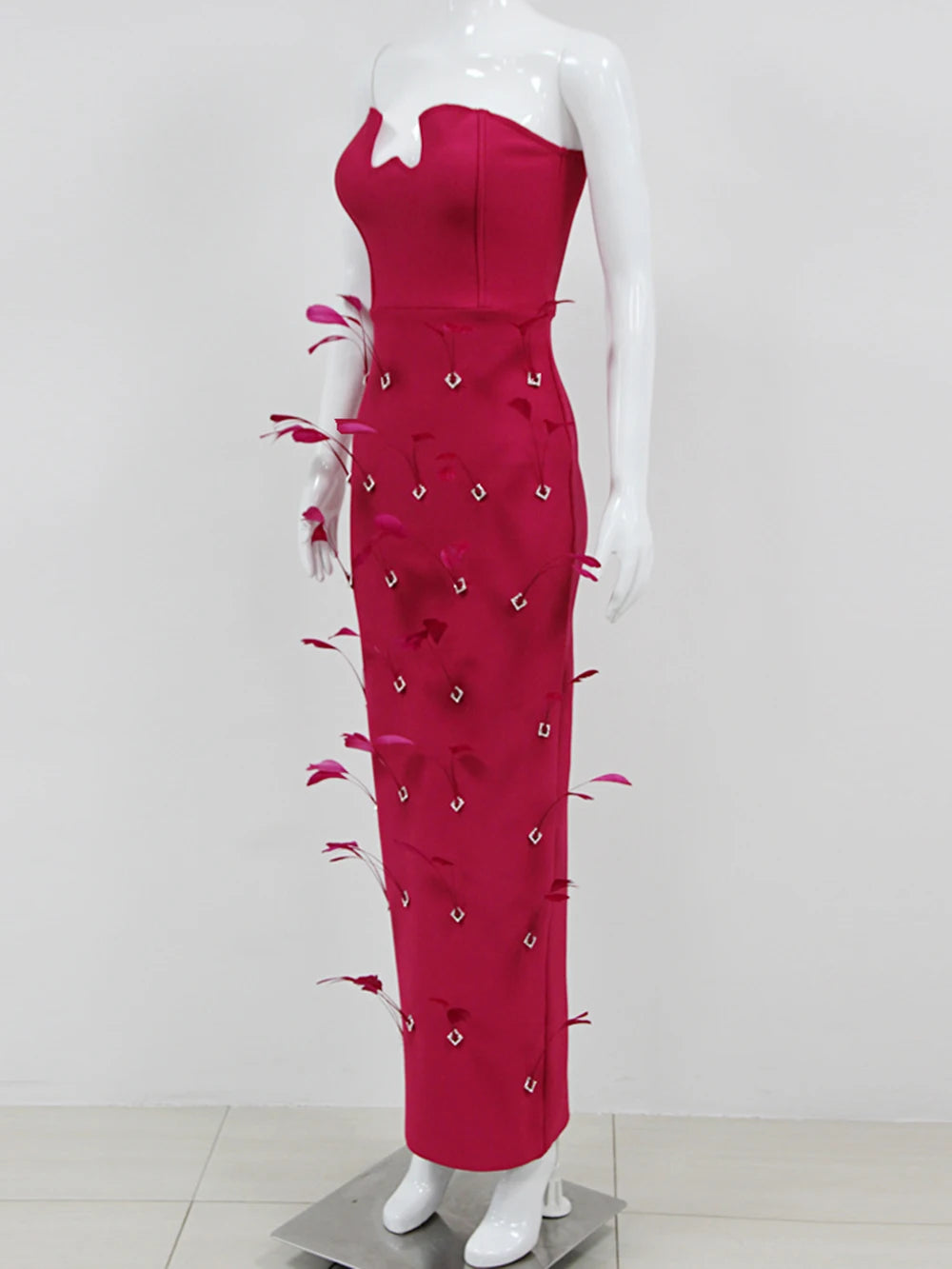 Fashionable and sexy fuchsia feather-flowered hip-hugging strapless dress