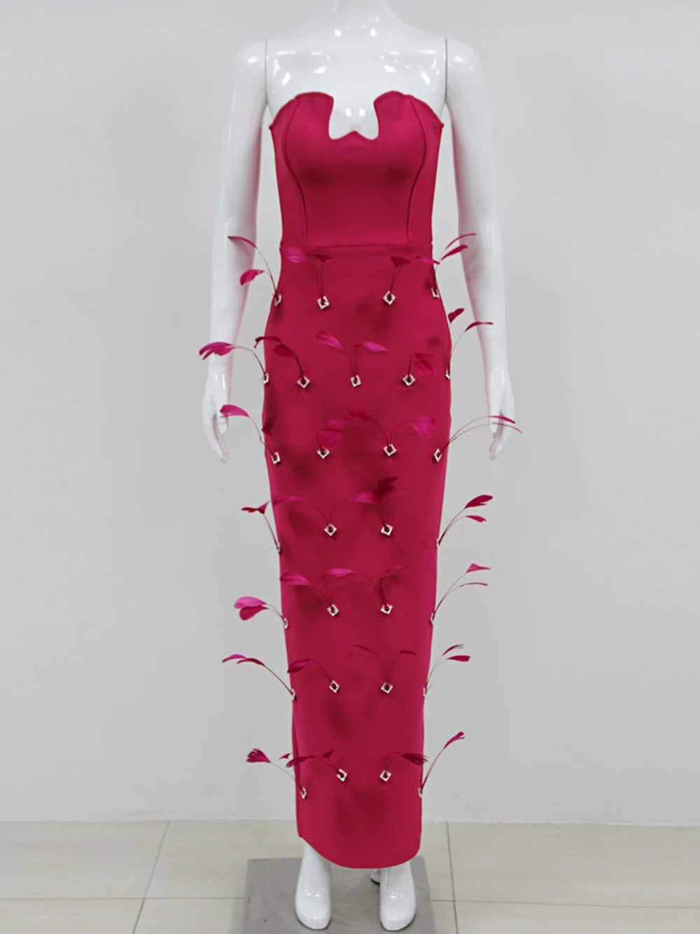 Fashionable and sexy fuchsia feather-flowered hip-hugging strapless dress