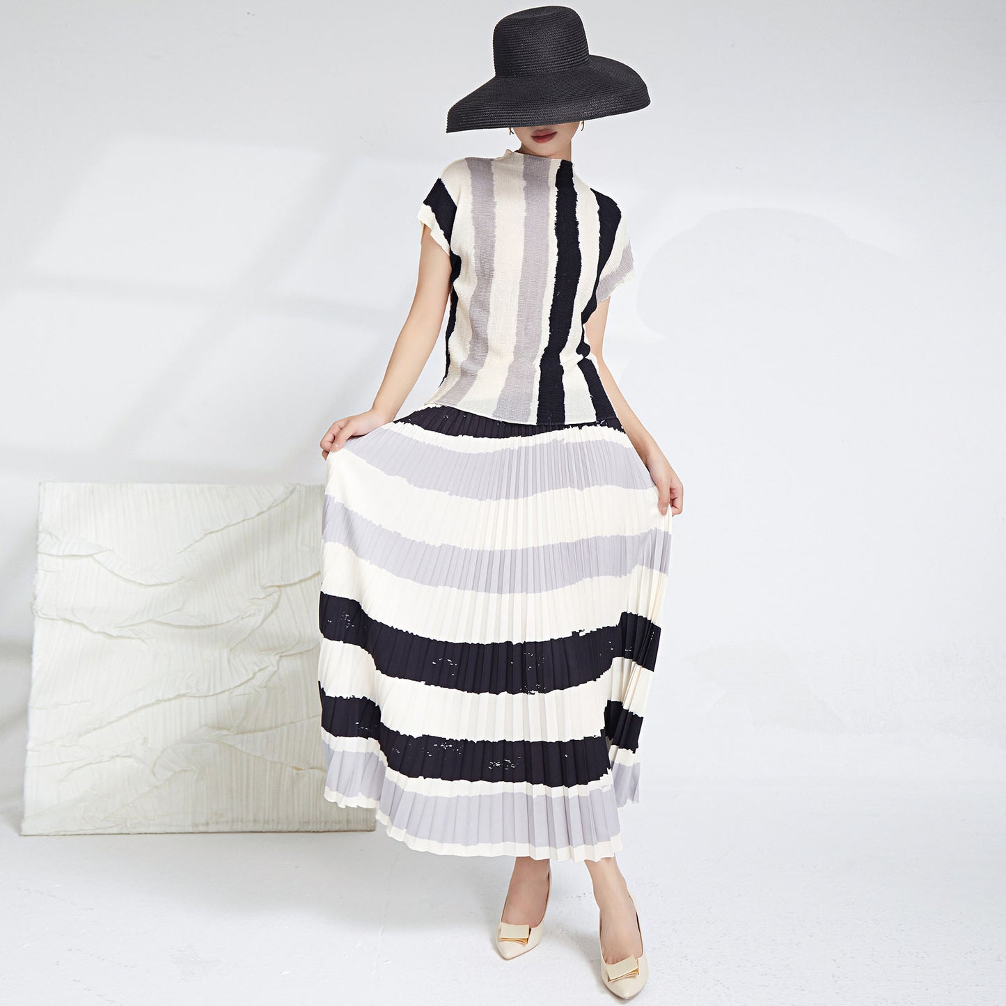 Elegant Pleated 2 Pieces Set Women's Printed Striped Turtleneck Short Sleeves Slim Tops High Waist Fold Skirts