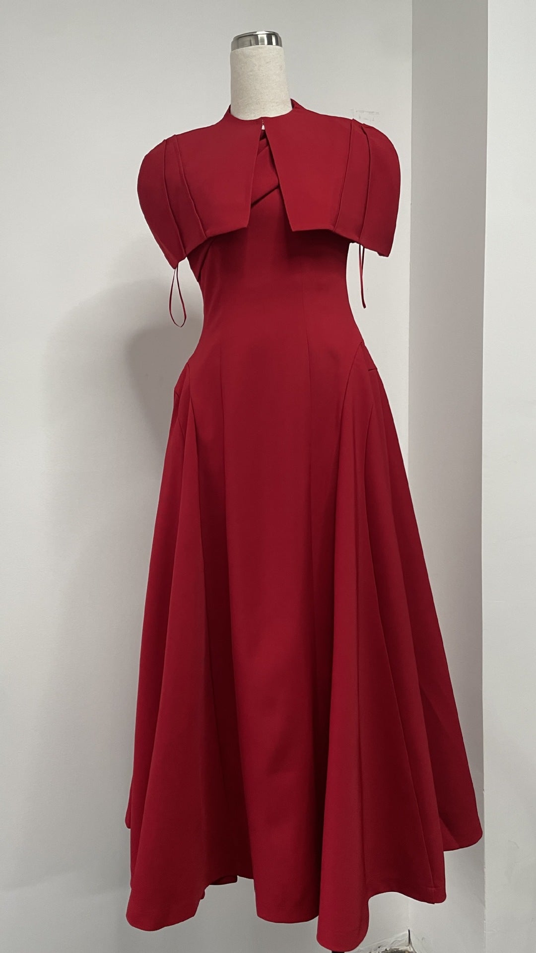 Elegant High-Quality Cape Sleeveless Dress with Design Sense and Noble Charm, Red Dress