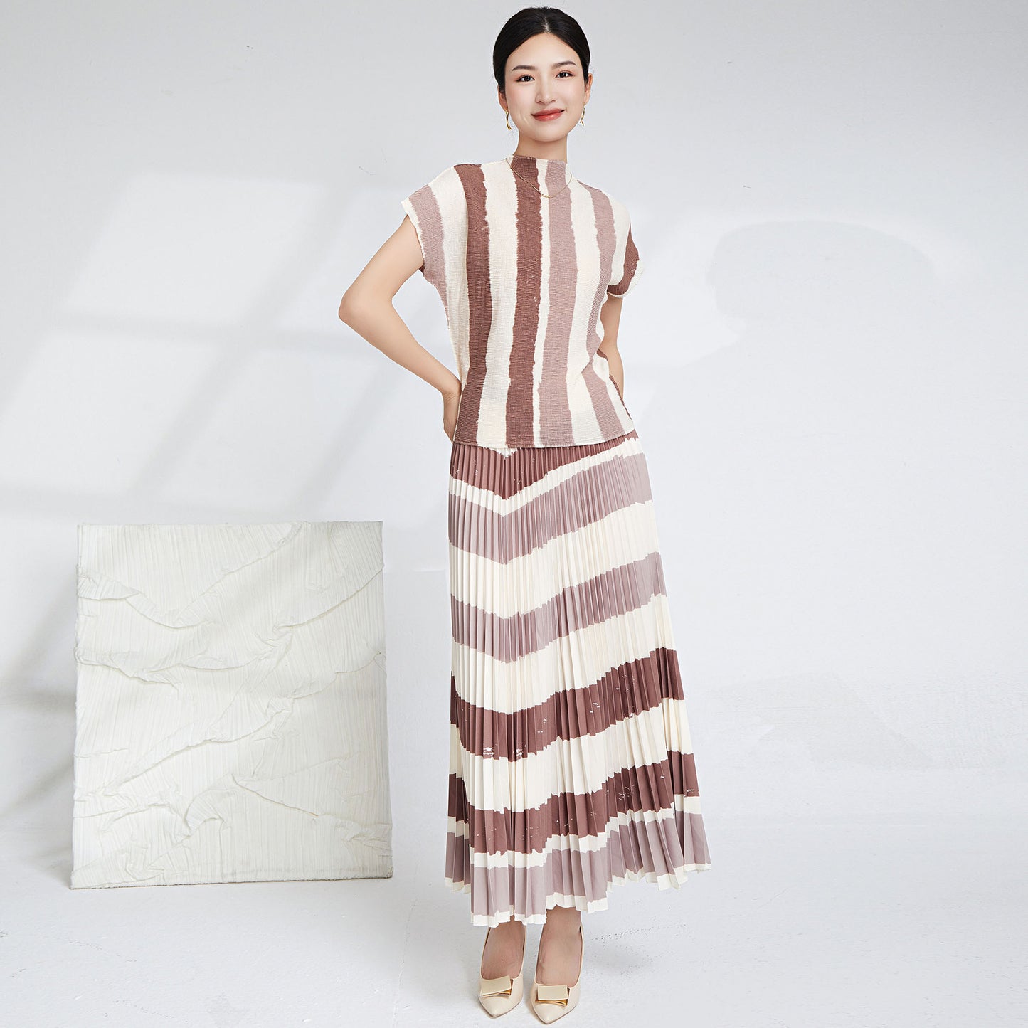 Elegant Pleated 2 Pieces Set Women's Printed Striped Turtleneck Short Sleeves Slim Tops High Waist Fold Skirts