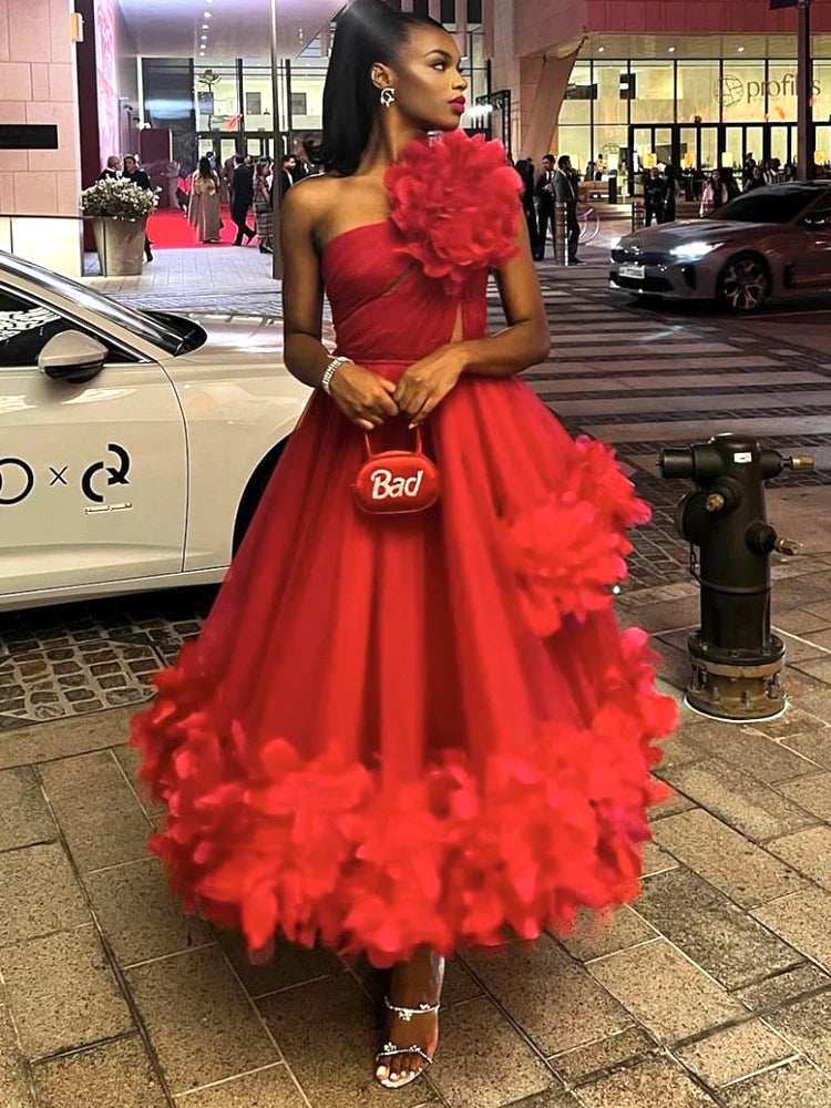Elegant red celebrity party dress for women with a diagonal collar, sleeveless long gown for Christmas and New Year celebrations.